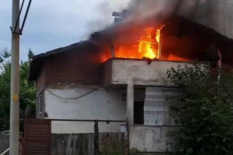 Karab&uuml;k'te evin &ccedil;atısı alev alev yandı