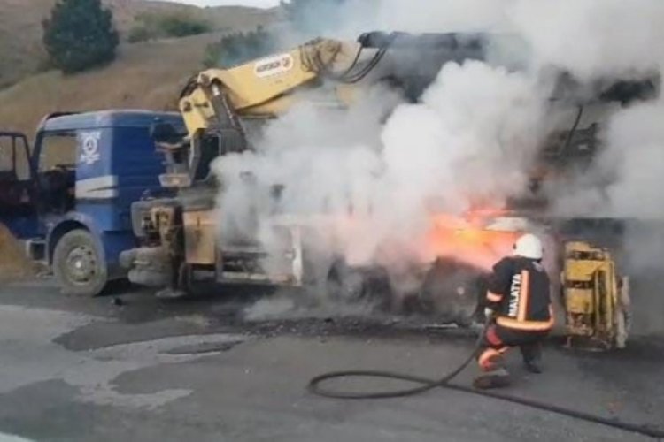 Malatya'da iş makinesi taşıyan &ccedil;ekici alevlere teslim oldu