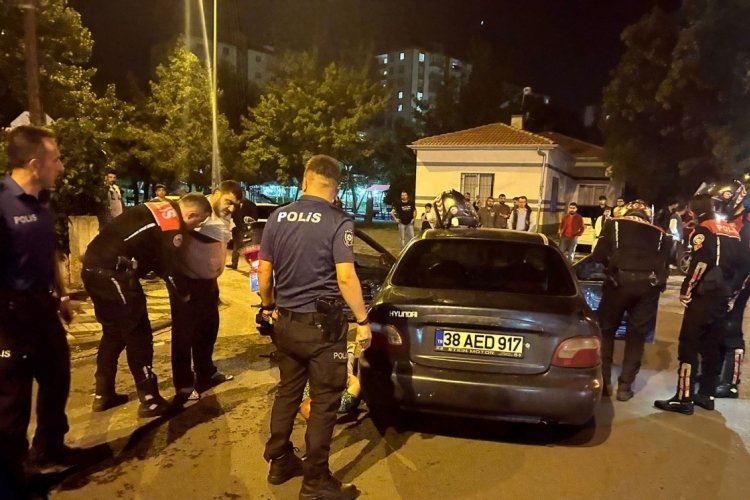 Kayseri'de uygulamadan ka&ccedil;an şahıslar kovalamacada yakalandı