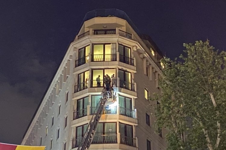 İstanbul'da bir şahıs otelin demir korkuluklarına bağladığı iple intihar etti