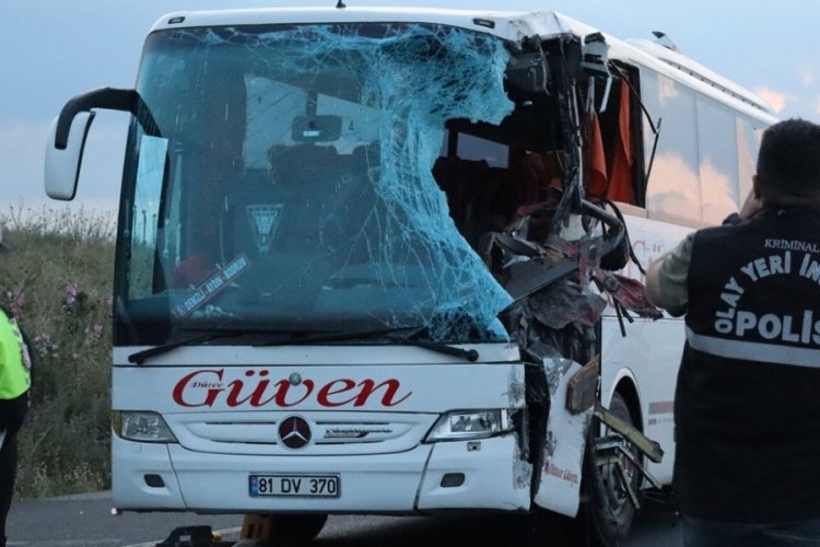 Tır ile yolcu otob&uuml;s&uuml; &ccedil;arpıştı! &Ouml;l&uuml; ve yaralılar var