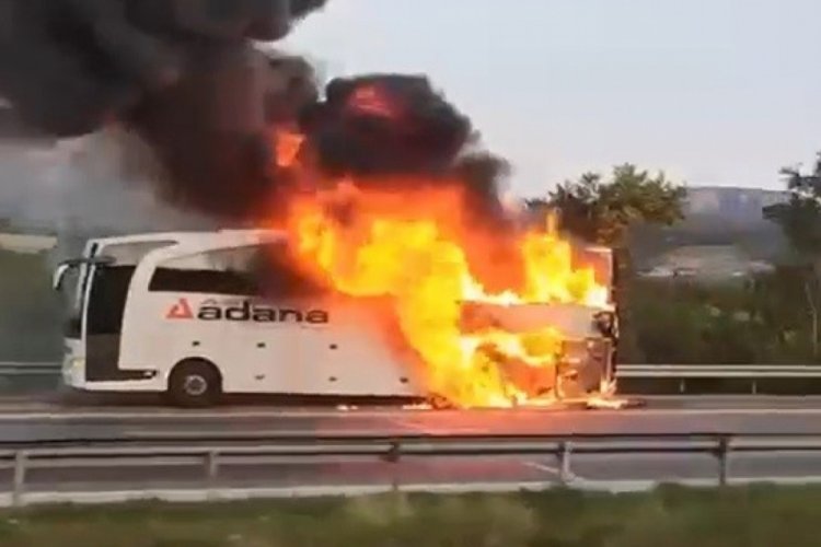 Otoyolda yolcu otob&uuml;s&uuml; yandı