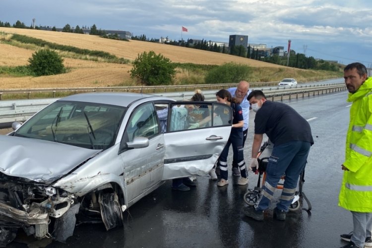 Su birikintisine kapılan ara&ccedil; bariyerlere &ccedil;arptı: 2 yaralı