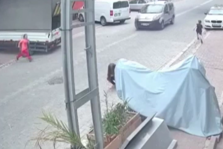 Sokakta koşan kıza araba &ccedil;arptı: O anlar kamerada