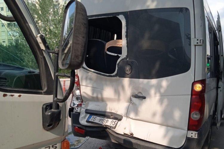 Bursa'da yolcu indiren servise kamyonet &ccedil;arptı: 4 yaralı
