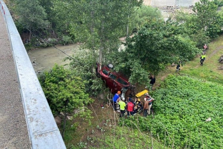 G&uuml;m&uuml;şhane'de trafik kazası: 2 &ouml;l&uuml;, 3 yaralı