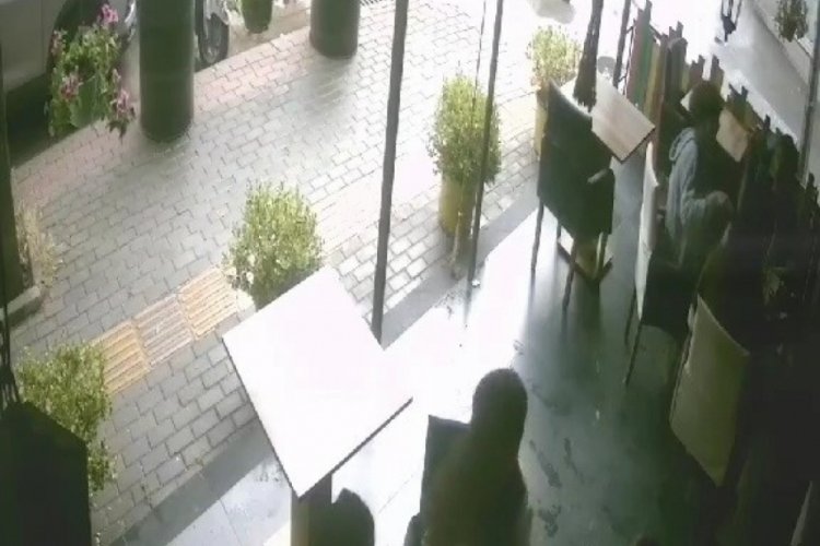 Bursa'da alkoll&uuml; s&uuml;r&uuml;c&uuml; park halindeki ara&ccedil;lara &ccedil;arptı