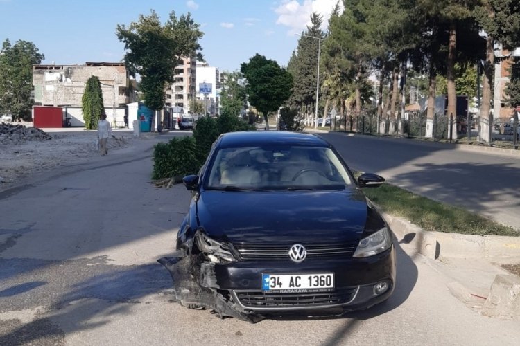 Otomobil ile beton mikseri &ccedil;arpıştı: 1 yaralı