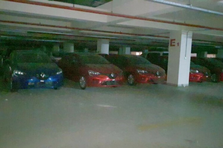 Diyarbakır Havalimanı otoparkında ambalajı &uuml;zerinde sıfır ara&ccedil; stoğu bulundu!