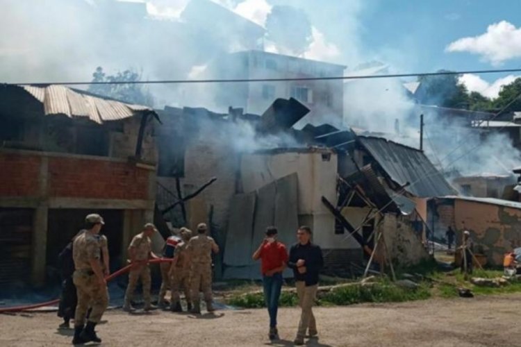 Erzurum'da yangın &ccedil;ıktı! Alevler evlere sı&ccedil;radı