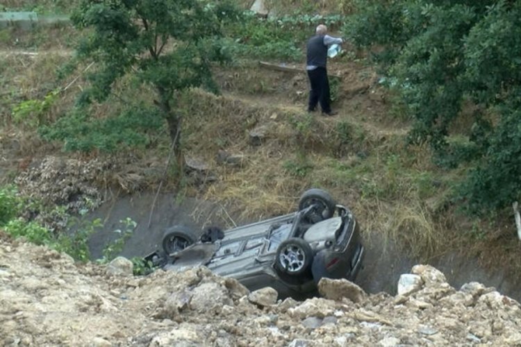 İstanbul'da otomobil su kanalına u&ccedil;tu! S&uuml;r&uuml;c&uuml; yaralandı