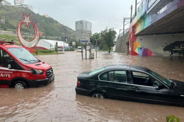 Başkentte 2 ara&ccedil; alt ge&ccedil;itte sular altında kaldı