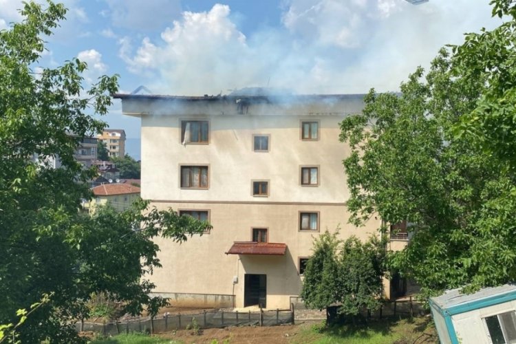 Yangın &ccedil;atıyı k&uuml;l etti