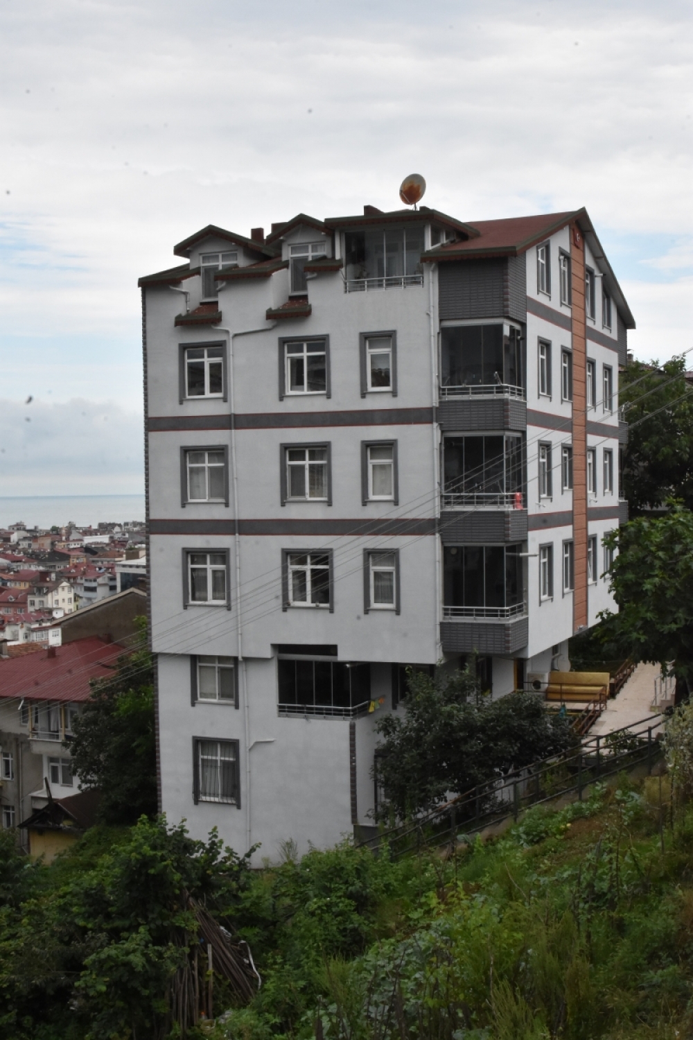 Dehşet anları kamerada: Cam silerken 5. kattan b&ouml;yle d&uuml;şt&uuml;