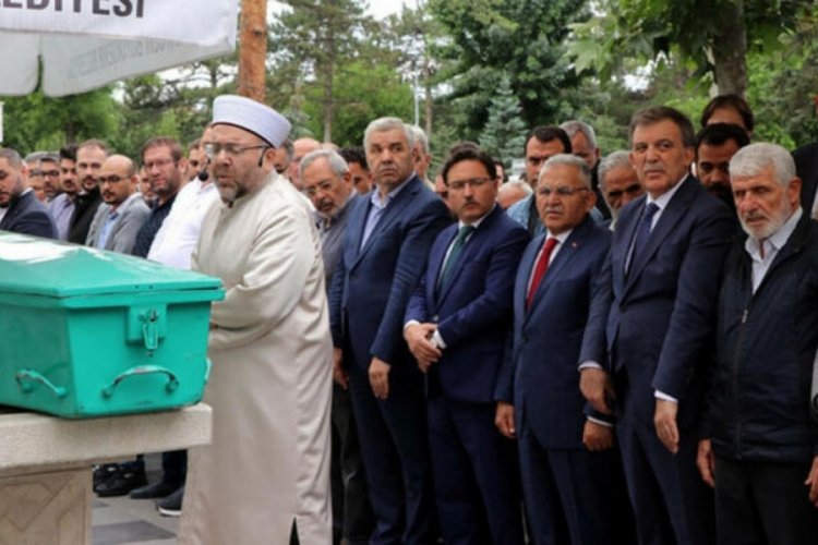 Abdullah G&uuml;l amcasının eşinin cenazesine katıldı