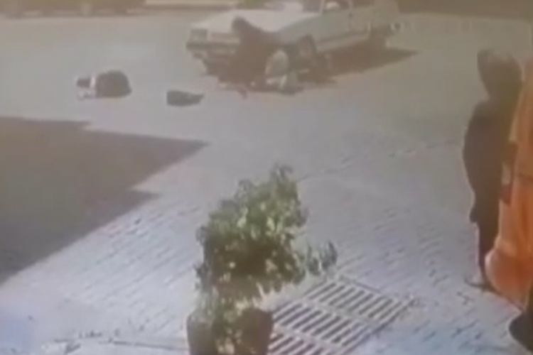 Ak&uuml;l&uuml; bisiklet ile otomobil &ccedil;arpıştı: 2 kız kardeş yaralandı