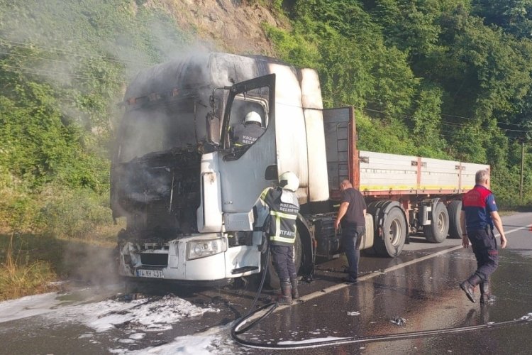 Zonguldak'ta seyir halindeki tır alev alev yandı