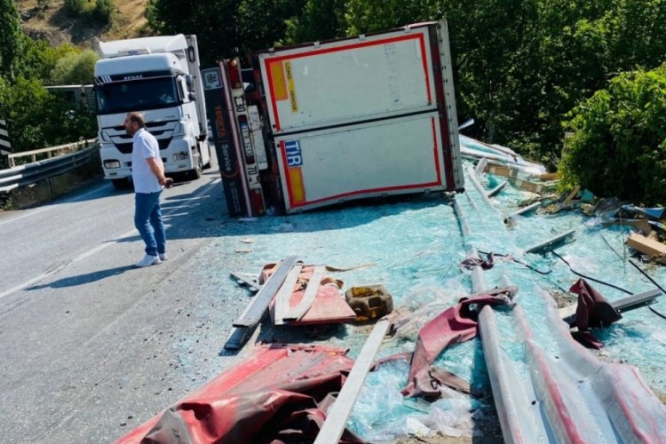 Siirt'te tır devrildi
