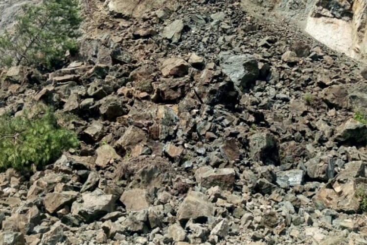 Bolu'da heyelan yolu kapattı