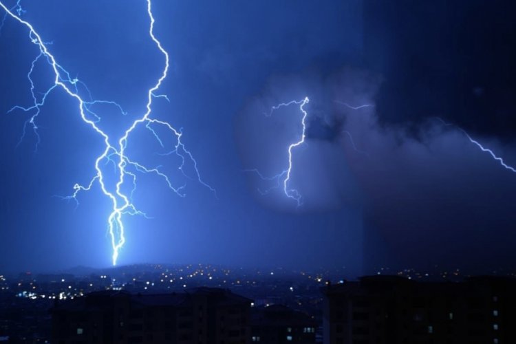 Malatya'da şimşekler g&ouml;rsel ş&ouml;len oluşturdu