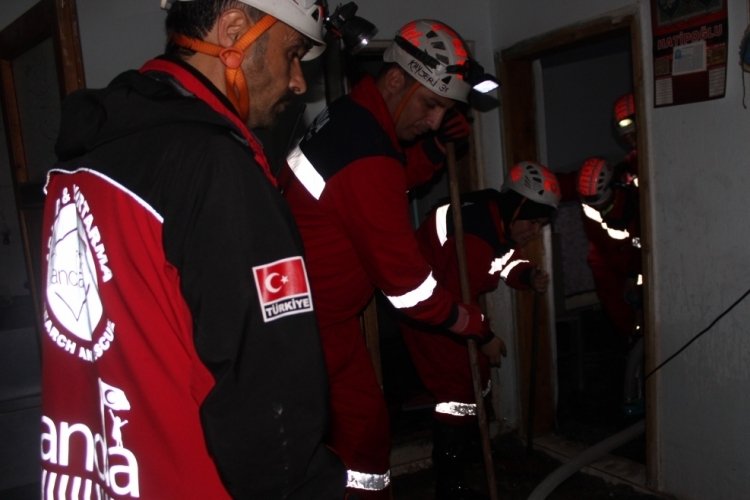 Kayseri'de ANDA ekibi evi su basan vatandaşların yardımına koştu