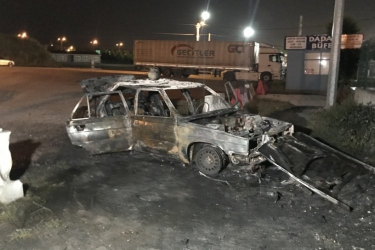 Yanan otomobili bırakıp ka&ccedil;tı!
