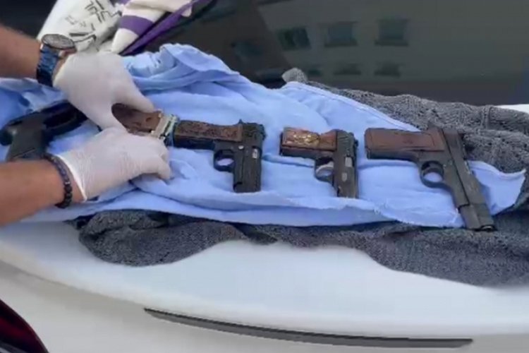 Otomobilde 5 adet ruhsatsız silah ele ge&ccedil;irildi