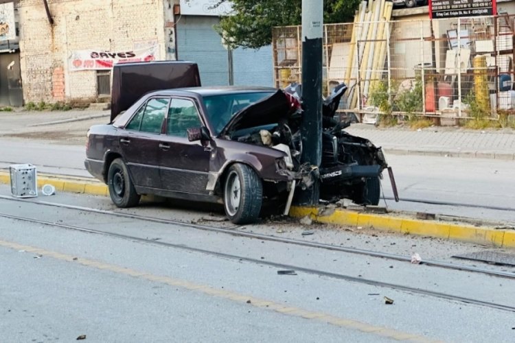 Tramvay yolundaki direğe &ccedil;arptı