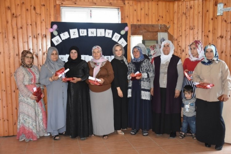 Siirt'te okuma yazma &ouml;ğrenen kadınlar sertifika aldı