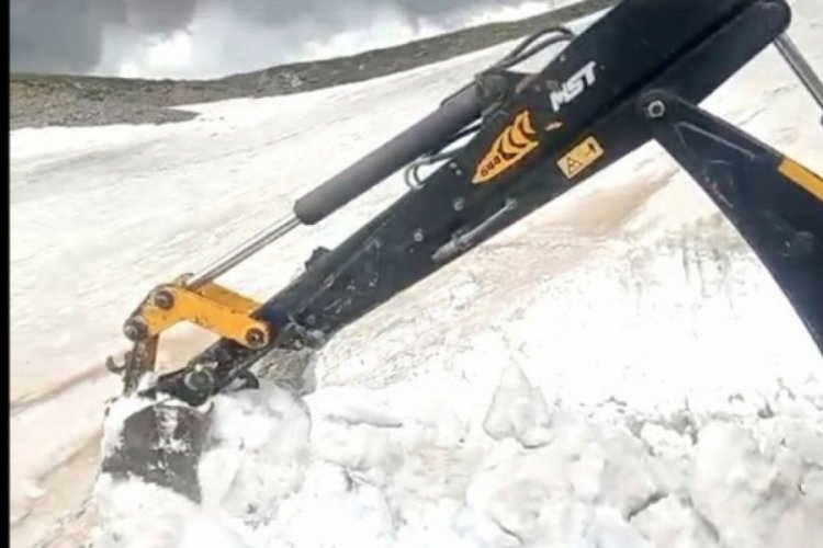 Kars'ta kar nedeniyle kapalı olan yol 2 g&uuml;nl&uuml;k &ccedil;alışmayla a&ccedil;ıldı