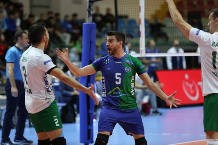 Bursa B&uuml;y&uuml;kşehir Belediyespor libero Caner Erg&uuml;l'&uuml; bırakmadı