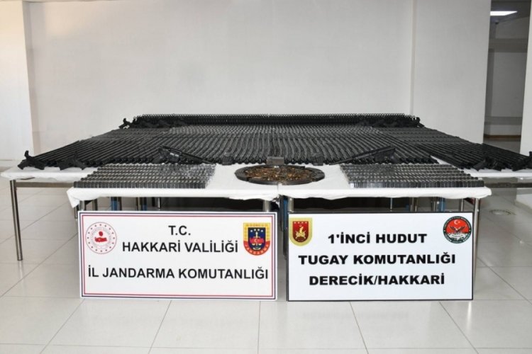 Hakkari'de Irak'a ge&ccedil;meye &ccedil;alışan şahıslara yapılan operasyonda &ccedil;ok sayıda silah ele ge&ccedil;irildi