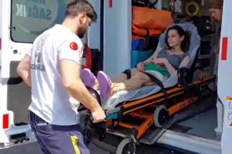 Kocasının bı&ccedil;akladığı kadın hastanelik oldu