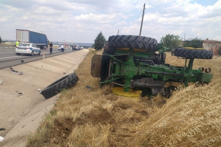 Trakt&ouml;r ile otomobil &ccedil;arpıştı: 2 yaralı