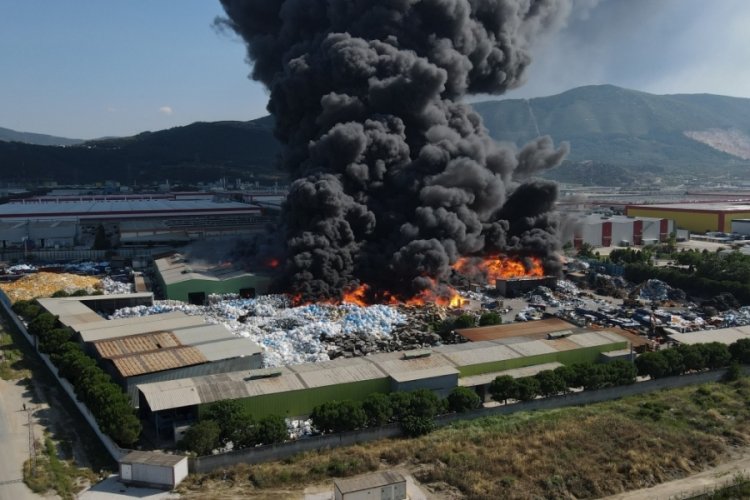 Manisa'da geri d&ouml;n&uuml;ş&uuml;mde tesisinde b&uuml;y&uuml;k yangın