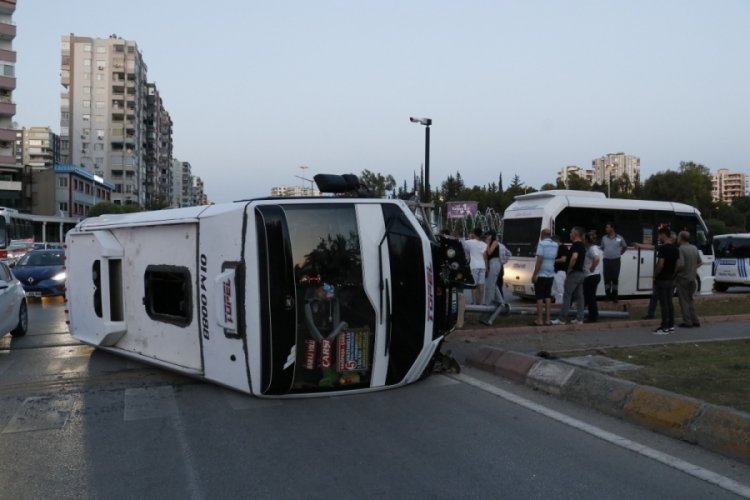 Adana'da sinyalizasyon direğine &ccedil;arpan yolcu minib&uuml;s&uuml; devrildi