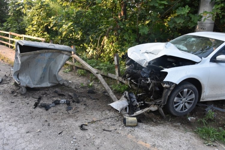 Sakarya'da otomobil &ouml;nce &ccedil;&ouml;p konteynerine sonra bariyerlere &ccedil;arptı
