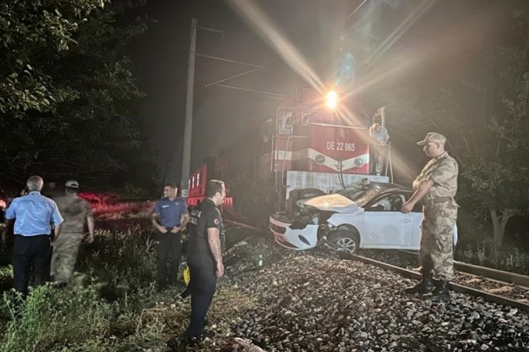 Malatya'da yolcu treni hemzemin ge&ccedil;itte otomobile bi&ccedil;ti: 1 &ouml;l&uuml;