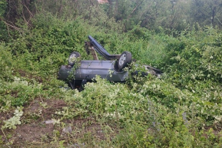 Karab&uuml;k'te şarampole u&ccedil;an otomobildeki 3 kişi yaralandı