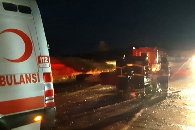 K&uuml;tahya'da otomobil ile tır &ccedil;arpıştı: &Ccedil;ok sayıda yaralı var