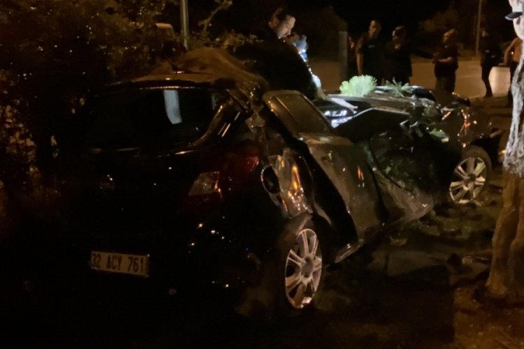 Isparta'da kontrolden &ccedil;ıkan ara&ccedil; ağaca &ccedil;arptı