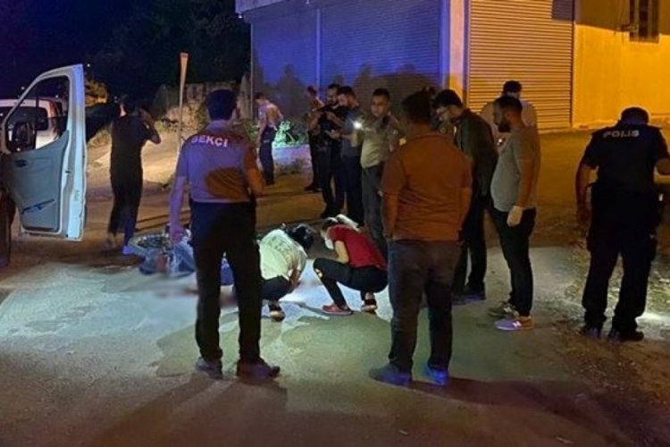 Adana'da sokakta &ccedil;atışma: Yoldan ge&ccedil;erken vurulan 5 kişiden 1'i &ouml;ld&uuml;