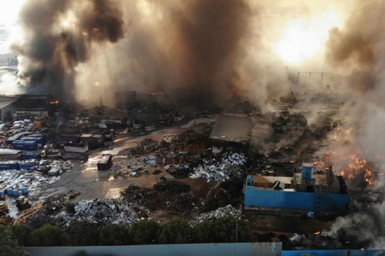 Manisa'daki fabrika yangını 16 saattir devam ediyor