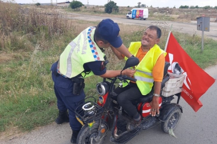 Jandarma, motosiklet s&uuml;r&uuml;c&uuml;lerine reflektif yelek dağıttı