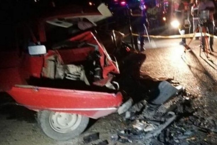 İki otomobil kafa kafaya &ccedil;arpıştı: 3 &ouml;l&uuml;