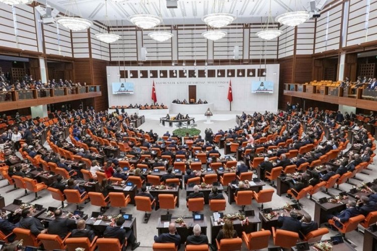 &Uuml;&ccedil; partinin 'ortak grup' d&uuml;ş&uuml;ncesine DEVA'dan ret!