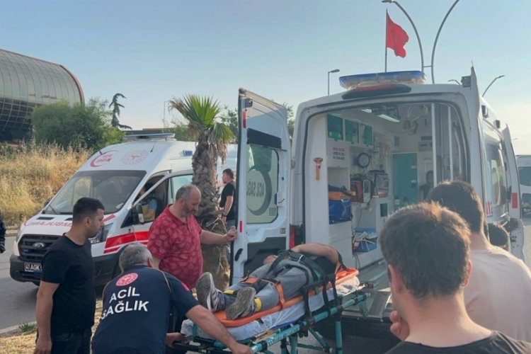 Kocaeli'de iş&ccedil;i servisleri &ccedil;arpıştı! 4 kişi yaralandı