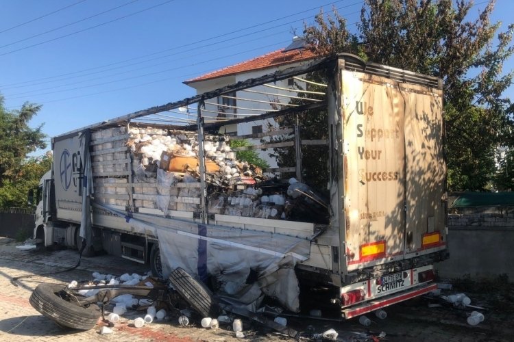 Şof&ouml;r&uuml; uyuyan tır, evin bah&ccedil;e duvarına &ccedil;arpınca alev aldı