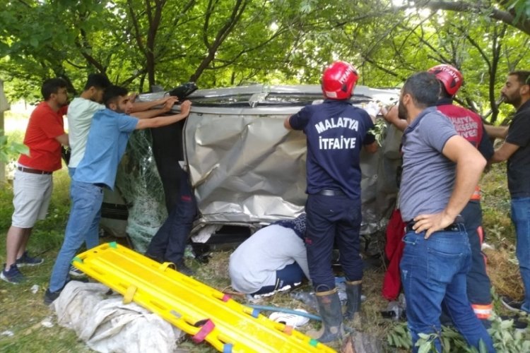 Malatya'da otomobil kayısı bah&ccedil;esine devrildi! 4 yaralı