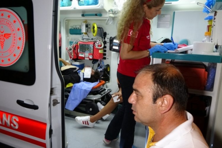 Ehliyetsiz s&uuml;r&uuml;c&uuml;lerin kullandığı motosiklet &ccedil;arpıştı: 3 yaralı
